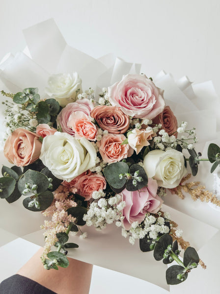 Elly- 9 stalks mixed roses bouquet