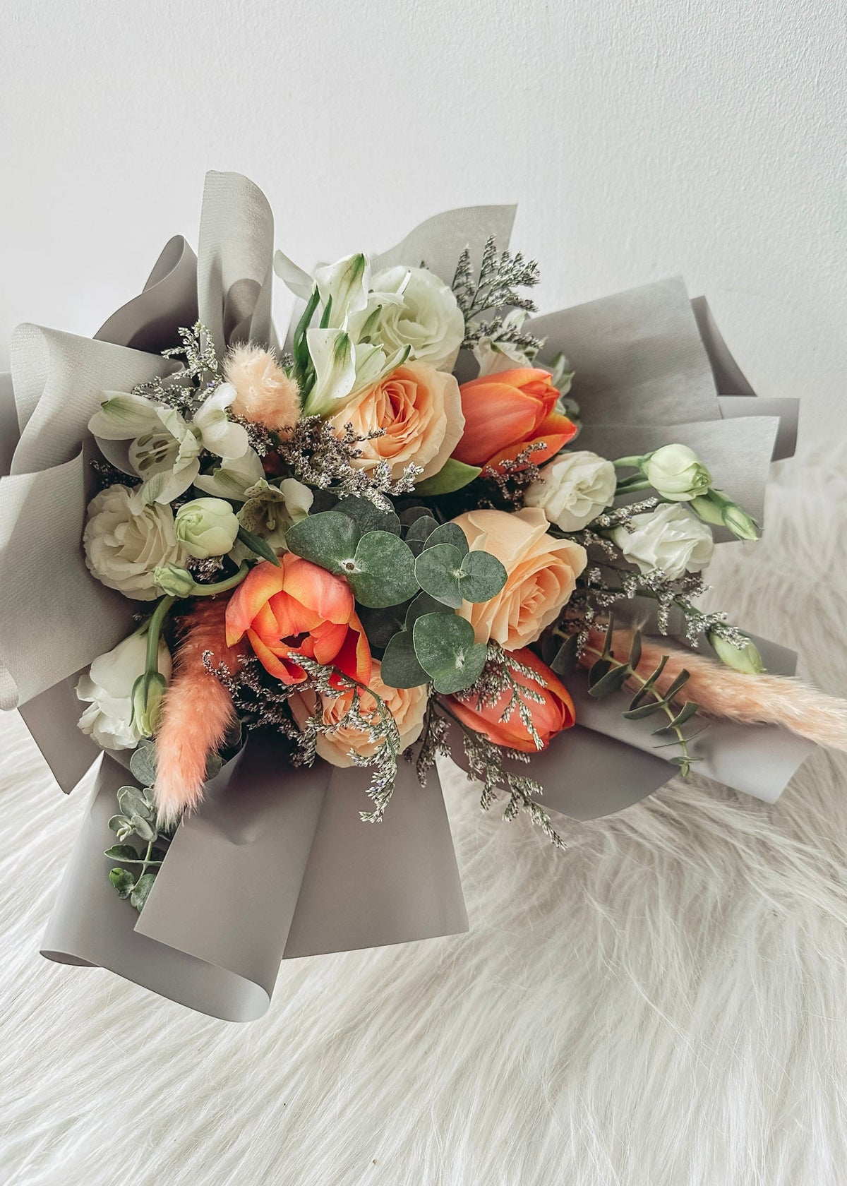 6 stalks mixed roses and tulips (Orange)